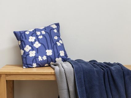 Декоративная подушка Tkano Полярный цветок темно-фиолетовая 45х45